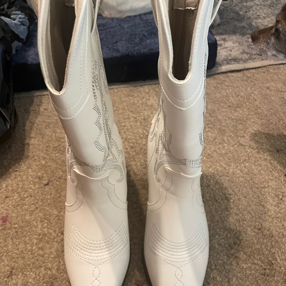 Chic White Embroidered Heeled Boots